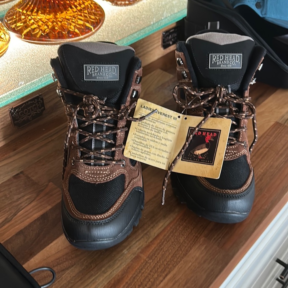 Ladies BNWT ladies 9 Redhead boots